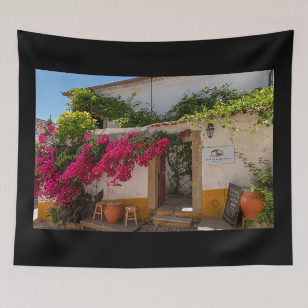Artikelvorschau, Óbidos Dorfladen in Bougainvillea gefärbt entworfen und verkauft von PsychoAlien.com.