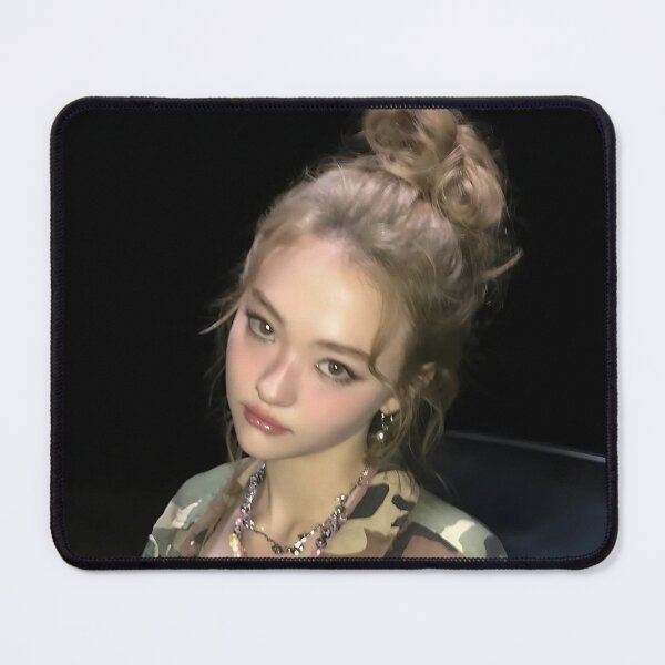 Artikelvorschau, MEOVV Ella Hands Up Drop Top Merch | Exklusive Fan-Kollektion entworfen und verkauft von Valereekmerch.