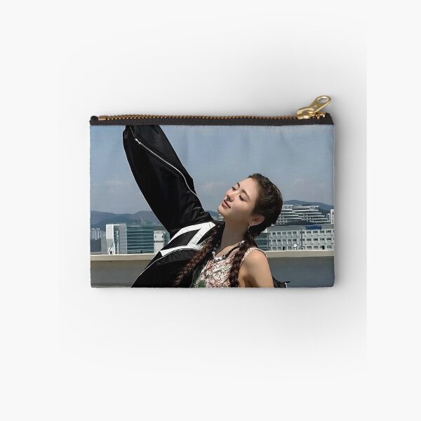 Artikelvorschau, MEOVV Anna Hands Up Drop Top Merch | Exklusive Fan-Kollektion entworfen und verkauft von Valereekmerch.