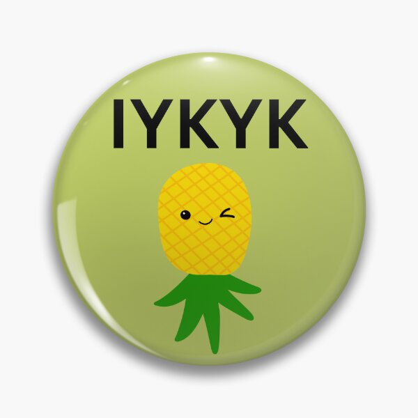 Artikelvorschau, Zwinkernde Cartoon-Ananas mit IYKYK-Text entworfen und verkauft von PeacePassionCoffee.