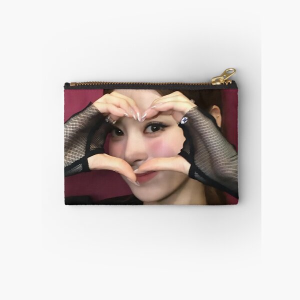 Artikelvorschau, MEOVV Anna Hands Up Drop Top Merch | Exklusive Fan-Kollektion entworfen und verkauft von Valereekmerch.