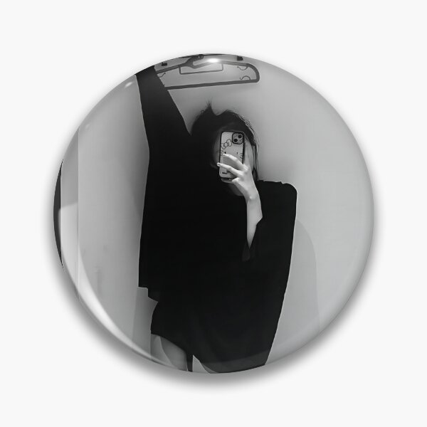 Artikelvorschau, MEOVV Narin Hands Up Drop Top Merch | Exklusive Fan-Kollektion entworfen und verkauft von Valereekmerch.