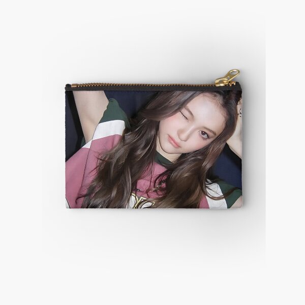 Artikelvorschau, MEOVV Ella Hands Up Drop Top Merch | Exklusive Fan-Kollektion entworfen und verkauft von Valereekmerch.