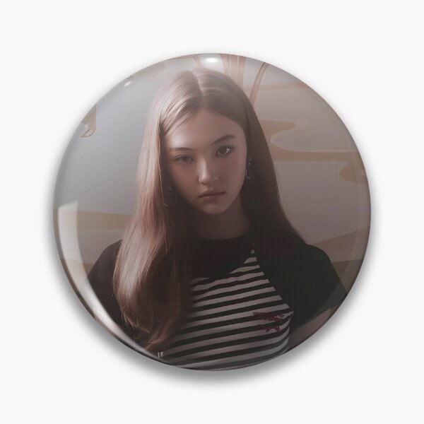 Artikelvorschau, MEOVV Ella Hands Up Drop Top Merch | Exklusive Fan-Kollektion entworfen und verkauft von Valereekmerch.