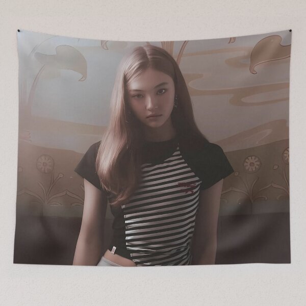 Artikelvorschau, MEOVV Ella Hands Up Drop Top Merch | Exklusive Fan-Kollektion entworfen und verkauft von Valereekmerch.