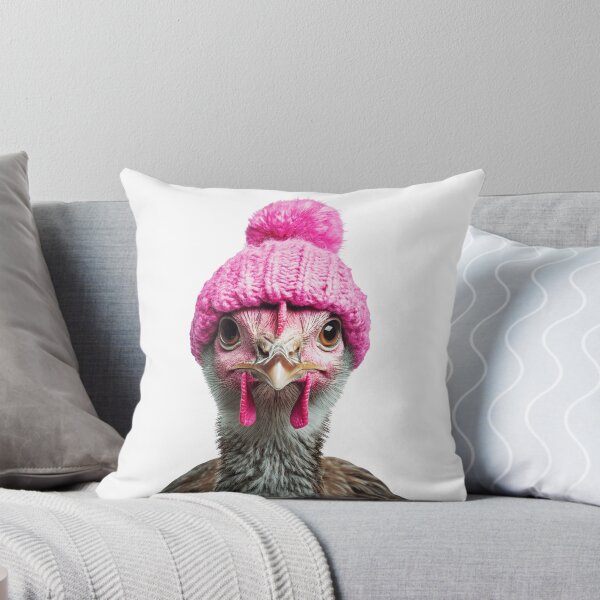 Artikelvorschau, Gemütlicher Truthahnvogel mit rosa Wintermütze, trendiges Tiermode-Kunstwerk entworfen und verkauft von LazyOwlStore.