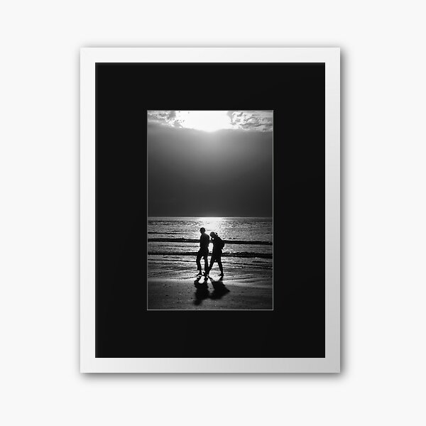 Aperçu de l'œuvre Couple marchant le long d'une plage au coucher du soleil. Noir et blanc. créée et vendue par Elena Dijour.