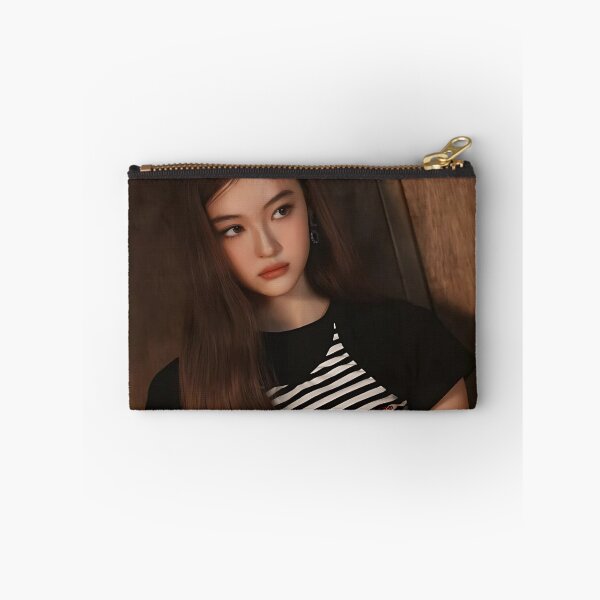 Artikelvorschau, MEOVV Ella Hands Up Drop Top Merch | Exklusive Fan-Kollektion entworfen und verkauft von Valereekmerch.