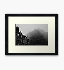 Unter der nebeligen Burg Gerahmtes Wandbild