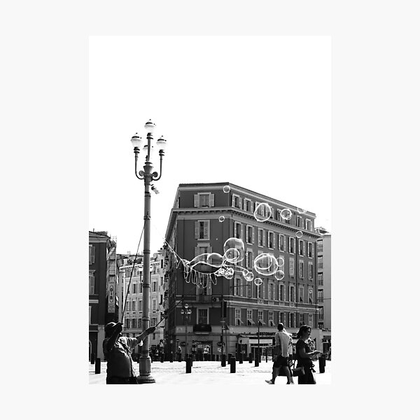 Aperçu de l'œuvre Artiste Bubbles à Nice - Photographie de rue en noir et blanc créée et vendue par CarolinaReina.