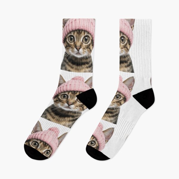 Artikelvorschau, Gemütliche Bengalkatze mit rosa Wintermütze und trendigem Tiermode-Kunstwerk entworfen und verkauft von LazyOwlStore.