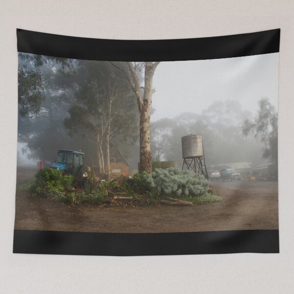 Artikelvorschau, Misty Morning Willunga Hill von der Adelaide-Künstlerin Avril Thomas in Magpie Springs entworfen und verkauft von MagpieSprings.