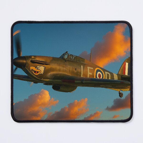 Artikelvorschau, Hawker Hurricane im feurigen Sonnenuntergangshimmel entworfen und verkauft von Skyframe Aviation.