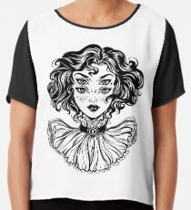 Gotisches Hexemädchen-Kopfporträt mit dem gelockten Haar und vier Augen. Chiffontop