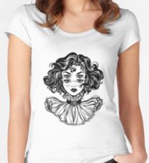 Gotisches Hexemädchen-Kopfporträt mit dem gelockten Haar und vier Augen. Tailliertes Rundhals-Shirt
