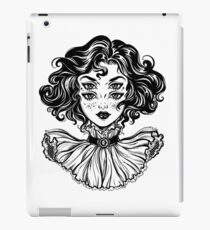 Vinilo o funda para iPad Retrato gótico de la cabeza de la muchacha de la bruja con el pelo rizado y cuatro ojos.