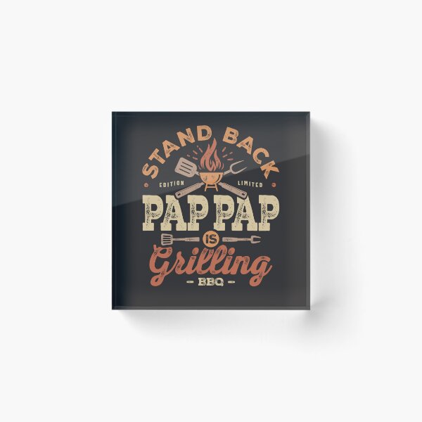 Artikelvorschau, Stehen Sie zurück, Pap Pap grillt. Lustiges BBQ-Grillen. Pap Pap entworfen und verkauft von cidolopez.