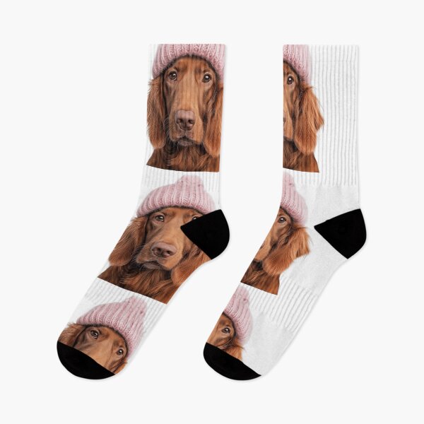 Artikelvorschau, Gemütlicher Irish Setter Hund trägt rosa Wintermütze trendige Tiermode Kunstwerk entworfen und verkauft von LazyOwlStore.