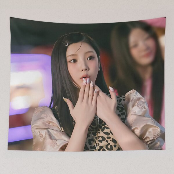 Aperçu de l'œuvre Produits dérivés Wonhee Bomb | Collections « Bomb » et « Do The Dance » créée et vendue par Valereekmerch.