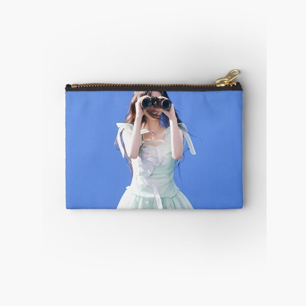 Aperçu de l'œuvre Produits dérivés Minju Bomb | Collections « Bomb » et « Do The Dance » créée et vendue par Valereekmerch.