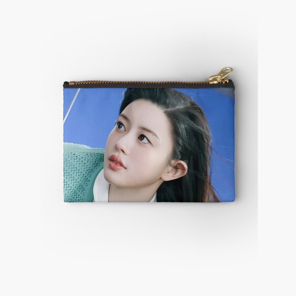 Aperçu de l'œuvre Produits dérivés Minju Bomb | Collections « Bomb » et « Do The Dance » créée et vendue par Valereekmerch.