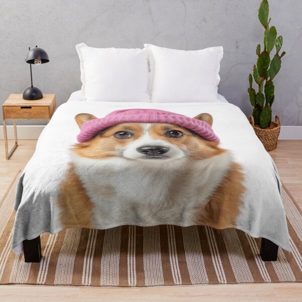 Artikelvorschau, Gemütlicher Pembroke Welsh Corgi Hund trägt rosa Wintermütze trendige Tiermode Kunstwerk entworfen und verkauft von LazyOwlStore.