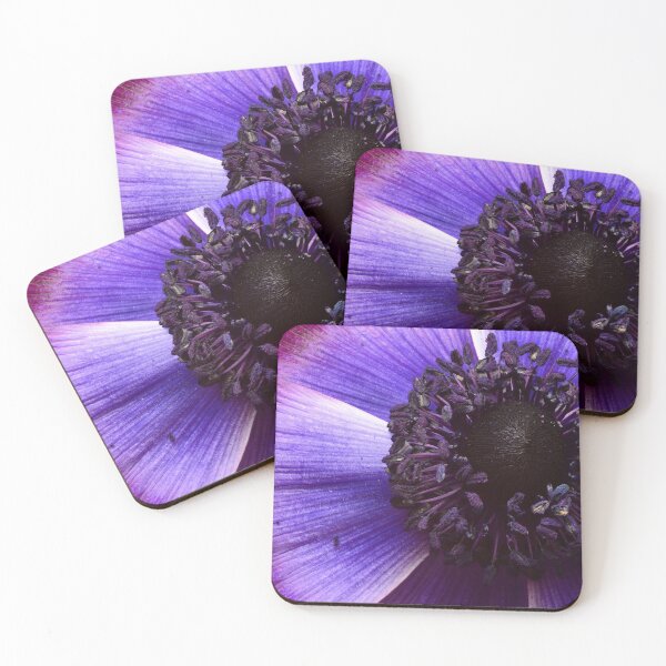 Artikelvorschau, Makroaufnahme einer Violetten Anemone entworfen und verkauft von Goiko7Margarita.
