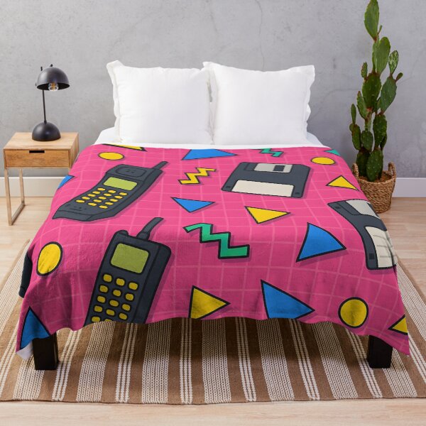 Artikelvorschau, Retro-Memphis-Muster – Rosa Hintergrund mit Telefonen und Festplatten entworfen und verkauft von SassyArtistry.