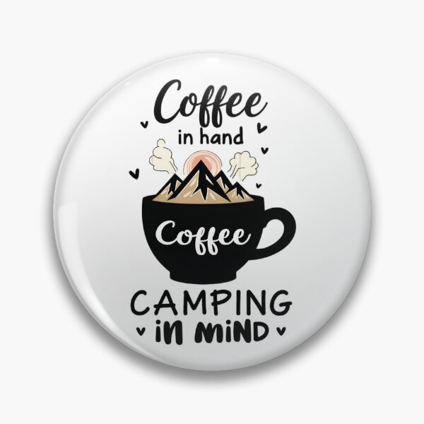 Artikelvorschau, Kaffee in der Hand – Camping im Kopf Rustikale Abenteuertasse entworfen und verkauft von GRITMOOD.