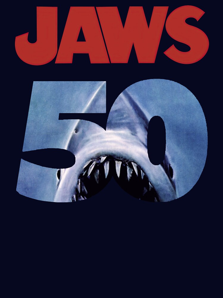 Aperçu 7 sur 7. T-shirt essentiel avec l'œuvre Couverture du film rétro vintage des années 90 du 50e anniversaire des Dents de la mer créée et vendue par Doveballs.