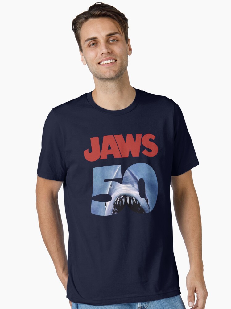 Aperçu 1 sur 7. T-shirt essentiel avec l'œuvre Couverture du film rétro vintage des années 90 du 50e anniversaire des Dents de la mer créée et vendue par Doveballs.