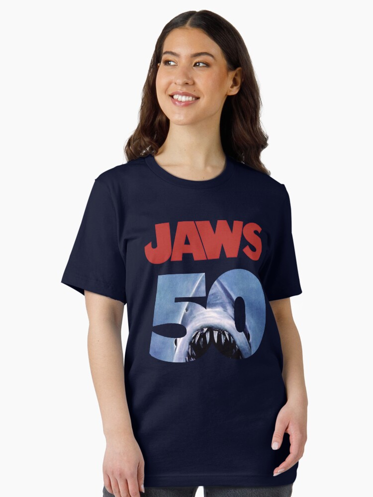 Aperçu 2 sur 7. T-shirt essentiel avec l'œuvre Couverture du film rétro vintage des années 90 du 50e anniversaire des Dents de la mer créée et vendue par Doveballs.