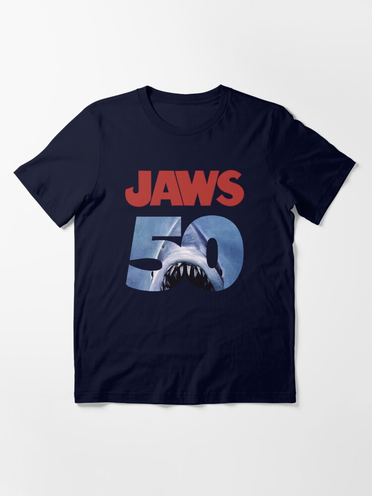 Aperçu 3 sur 7. T-shirt essentiel avec l'œuvre Couverture du film rétro vintage des années 90 du 50e anniversaire des Dents de la mer créée et vendue par Doveballs.