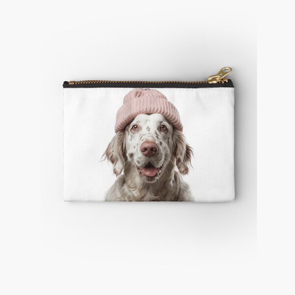 Artikelvorschau, Gemütlicher englischer Setter-Hund mit rosa Wintermütze, trendiges Tiermode-Kunstwerk entworfen und verkauft von LazyOwlStore.