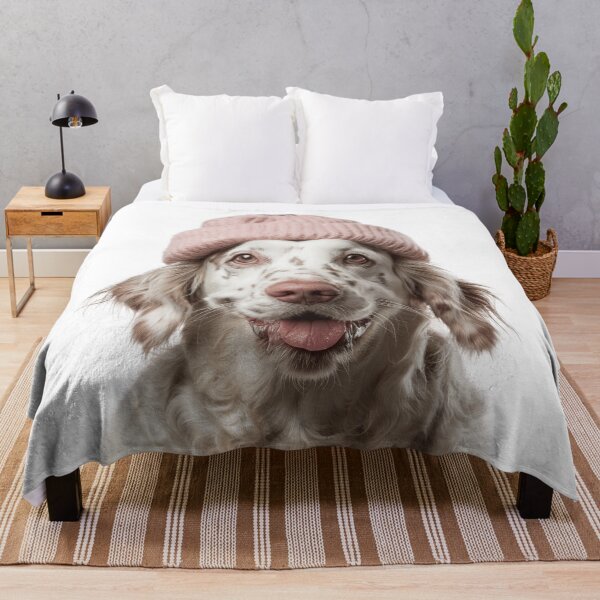 Artikelvorschau, Gemütlicher englischer Setter-Hund mit rosa Wintermütze, trendiges Tiermode-Kunstwerk entworfen und verkauft von LazyOwlStore.