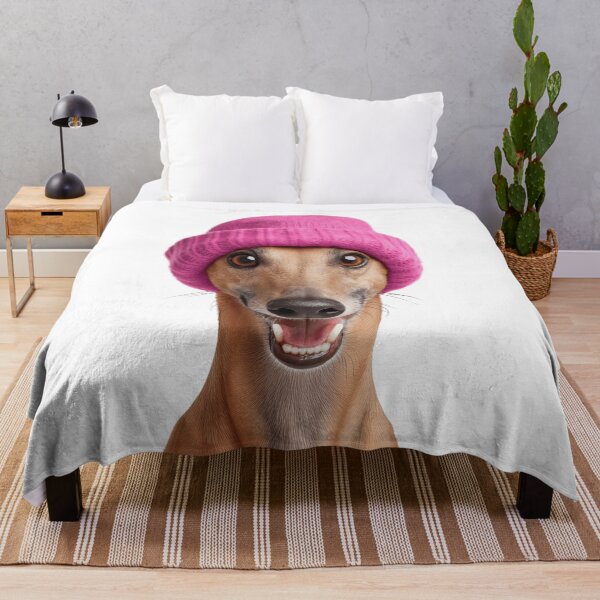 Artikelvorschau, Gemütlicher Windhund mit rosa Wintermütze, trendiges Tiermode-Kunstwerk entworfen und verkauft von LazyOwlStore.
