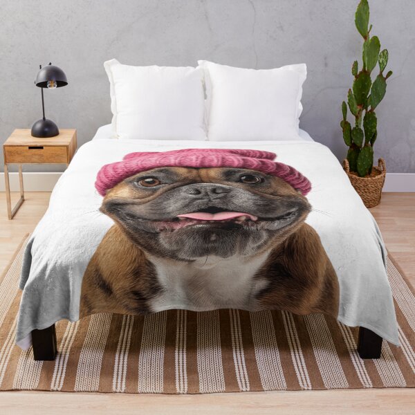 Artikelvorschau, Gemütliche Miniatur Bulldogge trägt rosa Wintermütze trendige Tier Mode Kunstwerk entworfen und verkauft von LazyOwlStore.