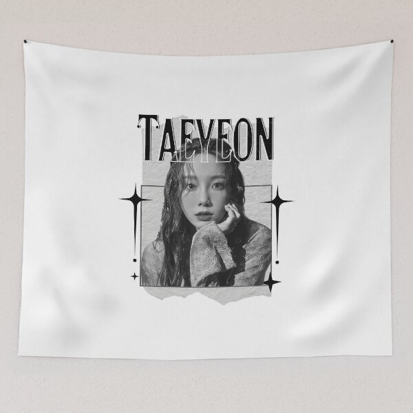 Artikelvorschau, Taeyeon, koreanische Solosängerin, Retro-Eleganz in monochromer Schwarz-Weiß-Collage-Kunst entworfen und verkauft von HELL0WBELLO.