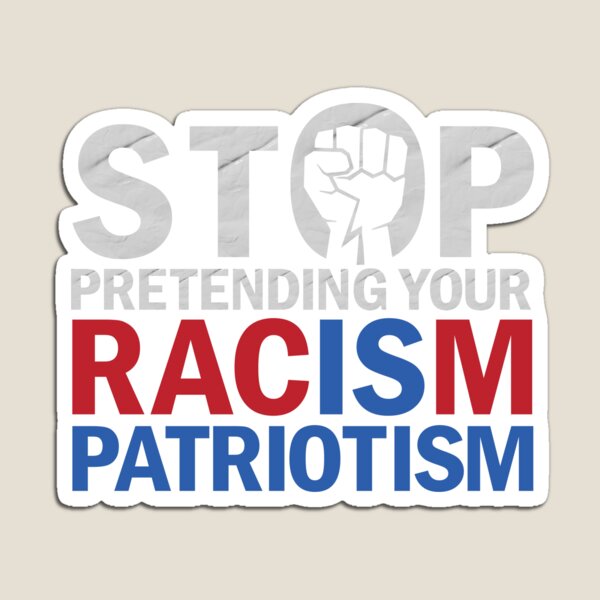 Vista previa del artículo con la obra «Deja de fingir que tu racismo es patriotismo Divertido Sarcástico Justicia Política Política», diseñado y vendido por MousajidouArt.