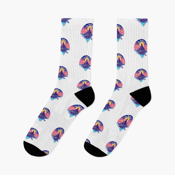 Artikelvorschau, Im Urlaub – Tropischer Insel-Sonnenuntergangstraum – Vaporwave-ästhetisches Bergdesign entworfen und verkauft von Sunny Rathor.