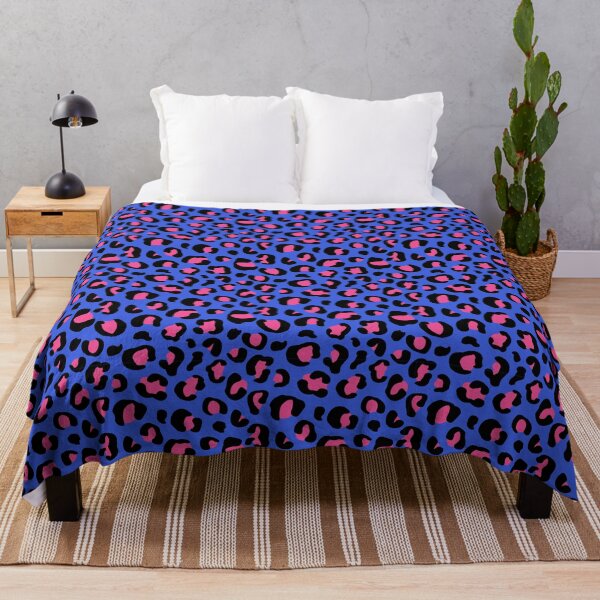 Vista previa del artículo con la obra «Estampado de leopardo rosa sobre azul», diseñado y vendido por Nicola Barnard.