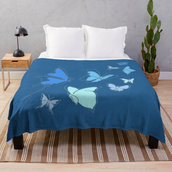 Aperçu de l'œuvre Papillons bleus... Disponibles sous forme d'étuis pour téléphones portables, d'impressions artistiques, de sacs, de puzzles, de cartes postales, de chapeaux, de robes, de t-shirts, de vêtements pour enfants, de sacs à dos, de chaussettes, d'horloges, d'au créée et vendue par born30.