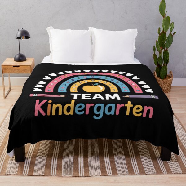 Artikelvorschau, Team Kindergarten Zurück Zur Schule Lehrer Schüler Regenbogen entworfen und verkauft von brynatshop.