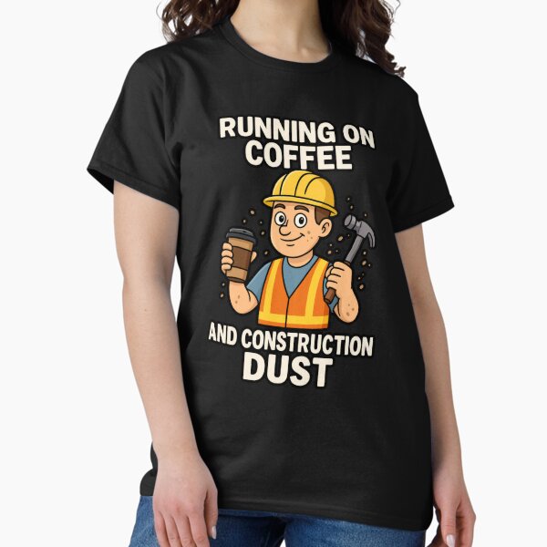 Artikel-Vorschau von Lustige Baugeschenke – „Läuft mit Kaffee und Baustaub“ Bauarbeiter-Zitat-Shirt, designt und verkauft von NicoDesignArt.
