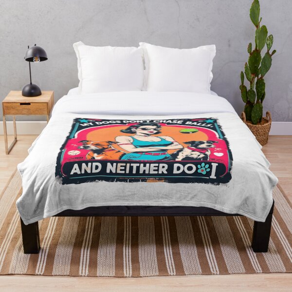 Item preview, “Mis perros no persiguen pelotas y yo tampoco” – La camiseta de Savage Dog Mom que acaba con la persecución para siempre designed and sold by Rebel Fusion.