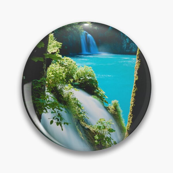 Artikelvorschau, Türkisfarbenes Wasserfallparadies – üppiger Wald und kristallblauer Pool entworfen und verkauft von Ellaire.