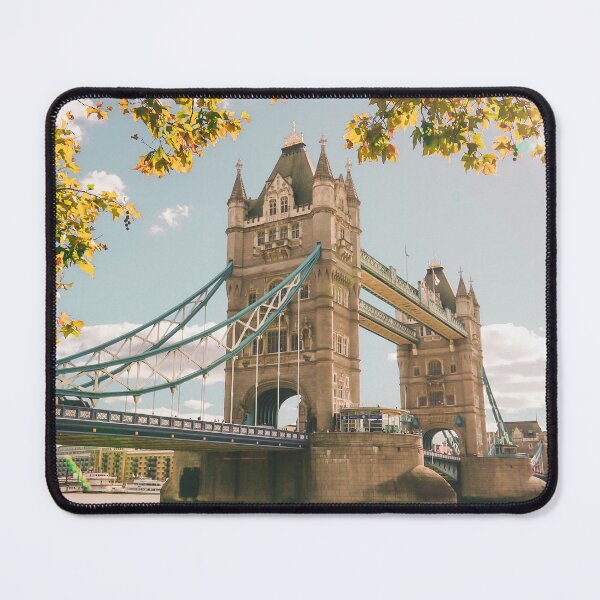 Artikelvorschau, Tower Bridge, eingerahmt von Herbstlaub entworfen und verkauft von Rowena Ko.