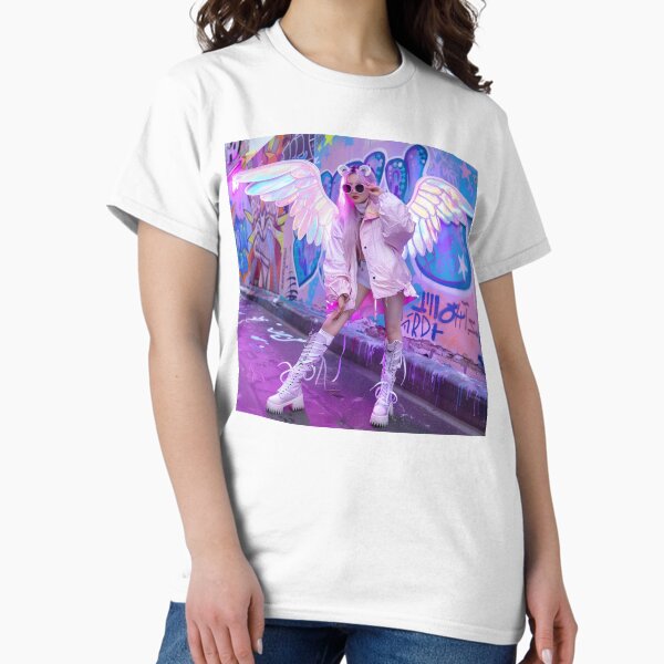 Aperçu de l'œuvre Kawaii Street Angel avec des ailes holographiques créée et vendue par 리나 .
