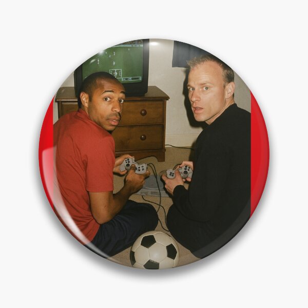 Artikelvorschau, Thierry Henry & Dennis Bergkamp Retro Gaming – Arsenal-Legenden im Spiel entworfen und verkauft von mebyme.