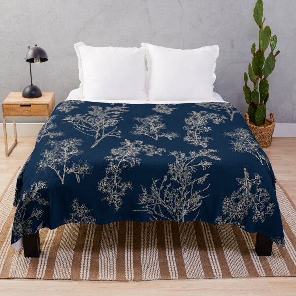 Aperçu de l'œuvre Motif floral botanique Cottage en bleu marine et beige créée et vendue par kierkegaard.